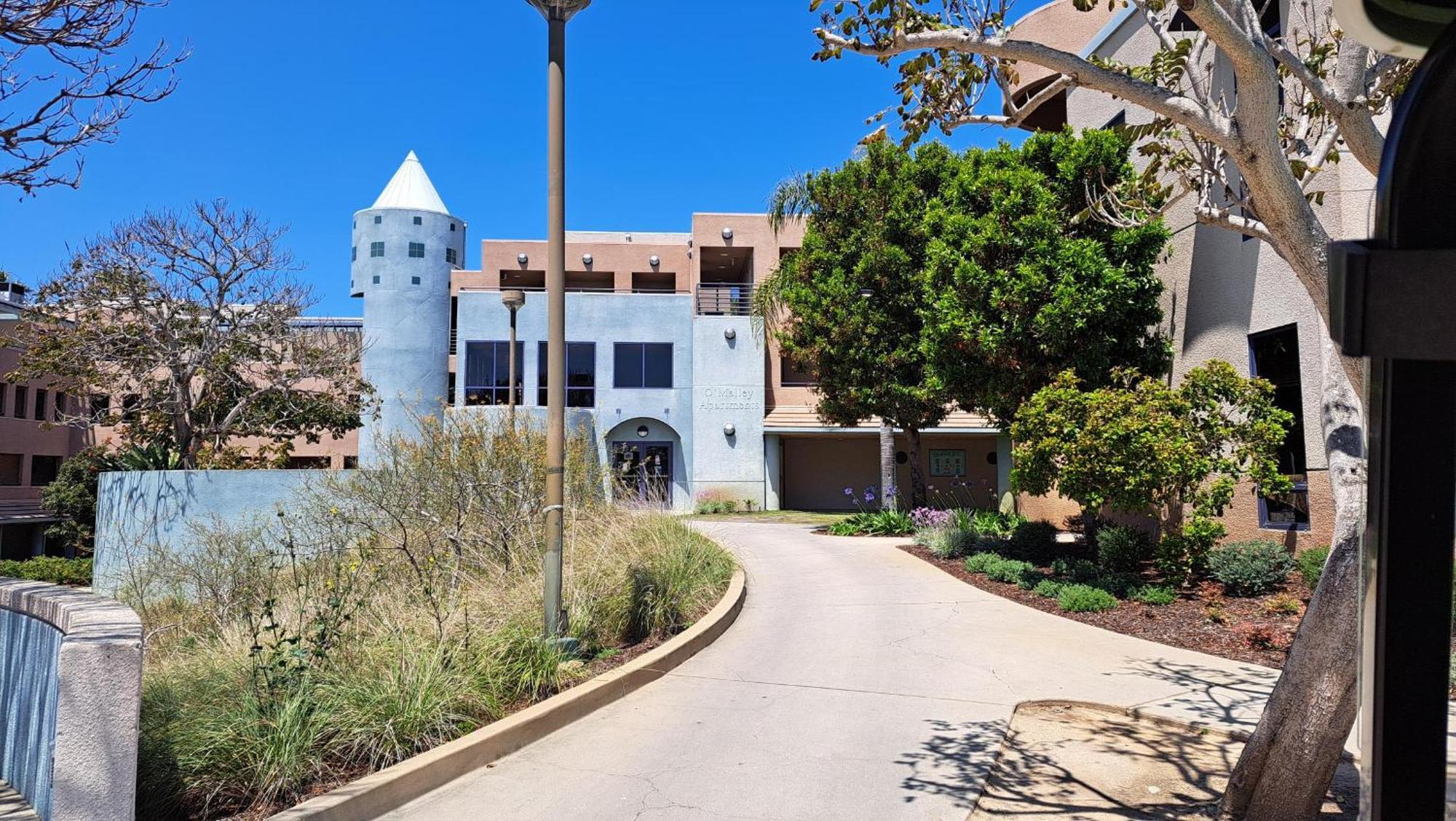 Loyola Marymount University - Apartments - Los Angeles — Photos 1